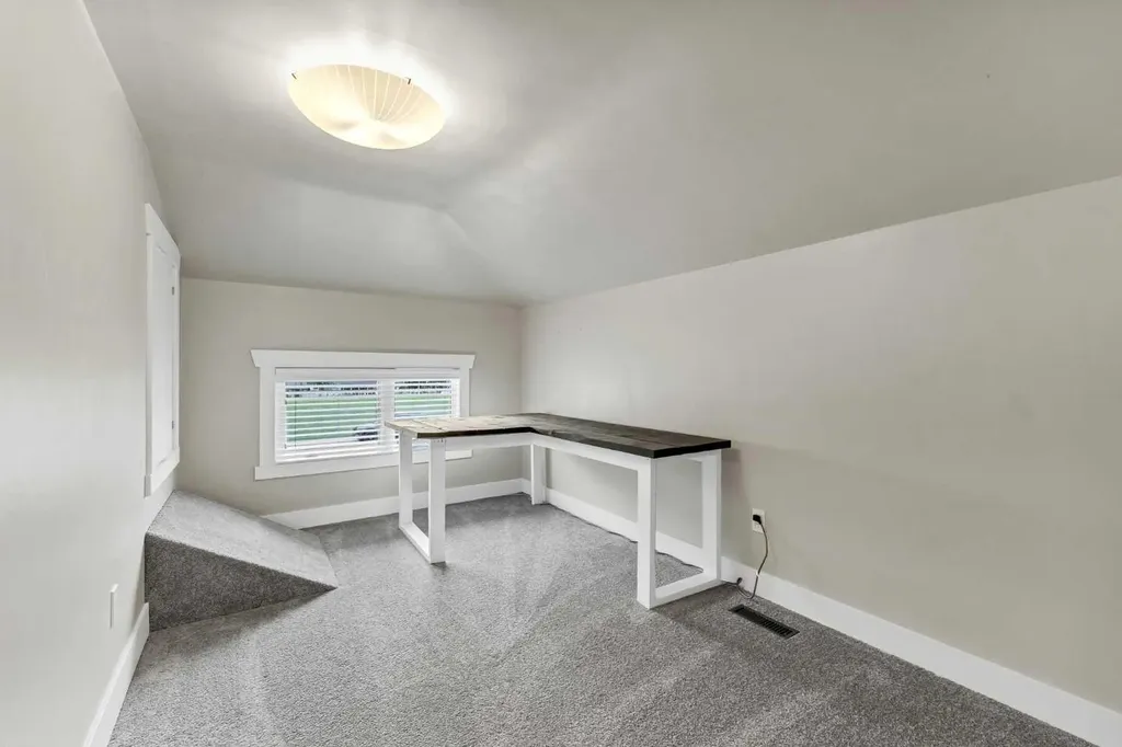 221 9 Street SW Medicine Hat AB T1A 4N8