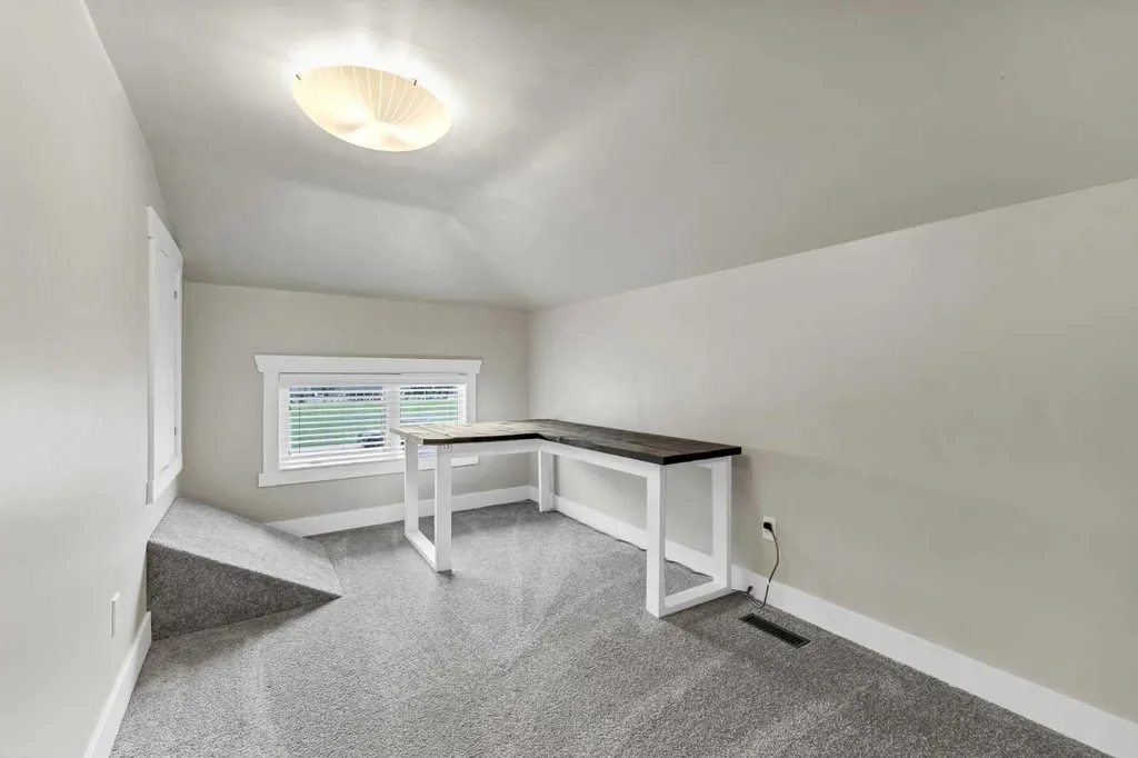 221 9 Street SW Medicine Hat AB T1A 4N8