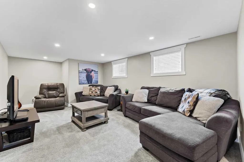 221 9 Street SW Medicine Hat AB T1A 4N8