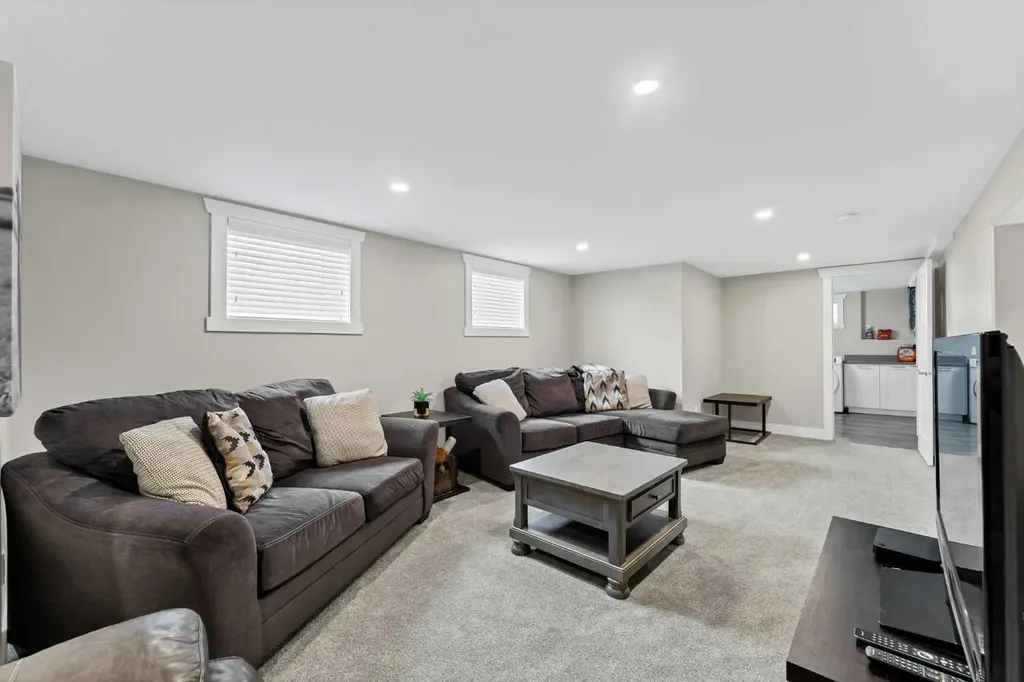 221 9 Street SW Medicine Hat AB T1A 4N8