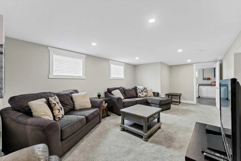 221 9 Street SW Medicine Hat AB T1A 4N8