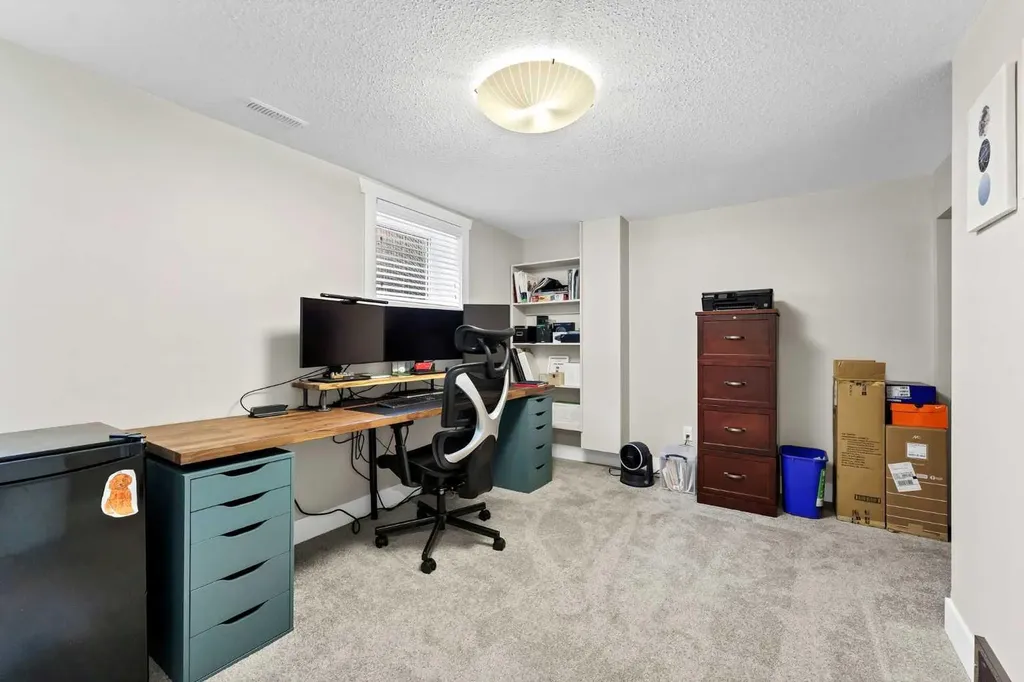 221 9 Street SW Medicine Hat AB T1A 4N8