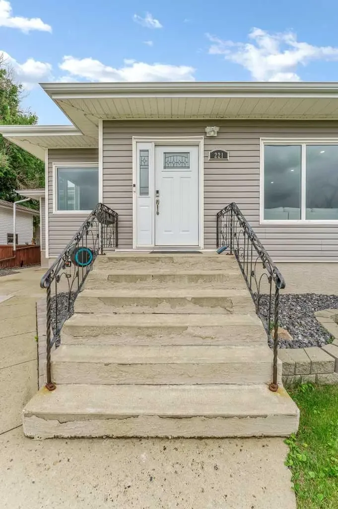 221 9 Street SW Medicine Hat AB T1A 4N8
