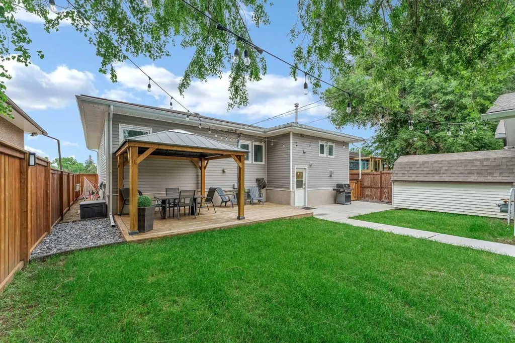 221 9 Street SW Medicine Hat AB T1A 4N8