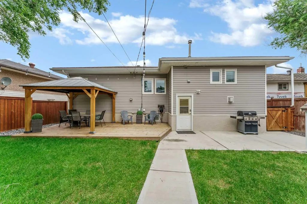 221 9 Street SW Medicine Hat AB T1A 4N8