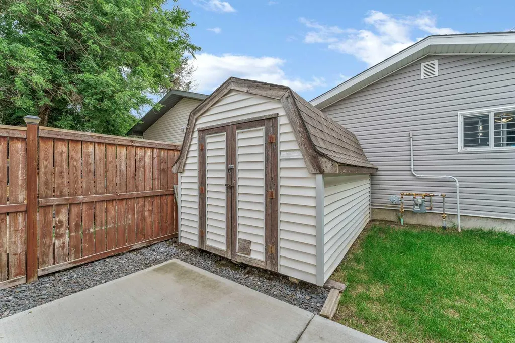 221 9 Street SW Medicine Hat AB T1A 4N8