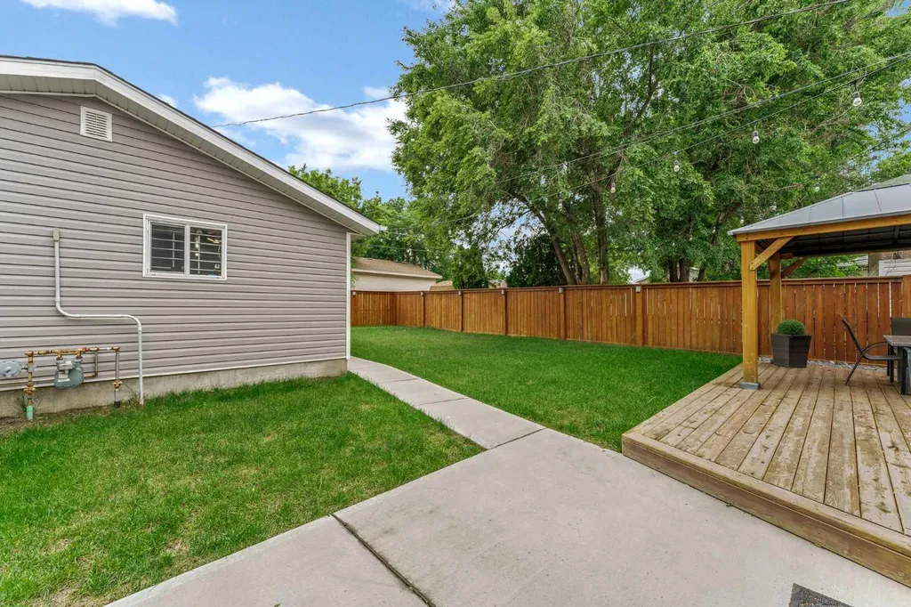 221 9 Street SW Medicine Hat AB T1A 4N8