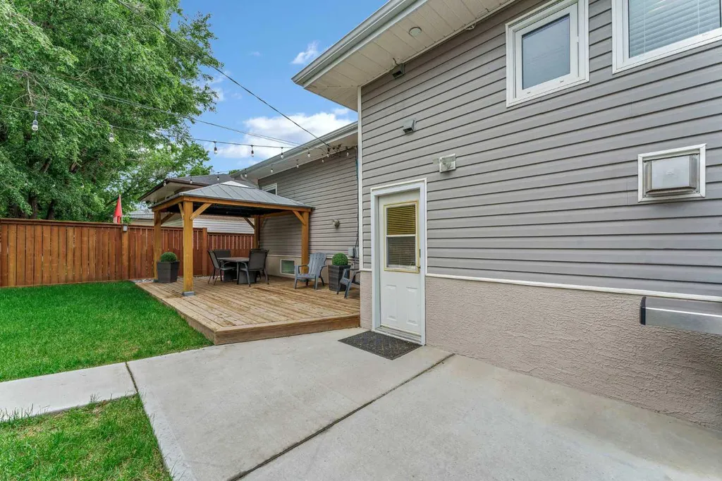 221 9 Street SW Medicine Hat AB T1A 4N8
