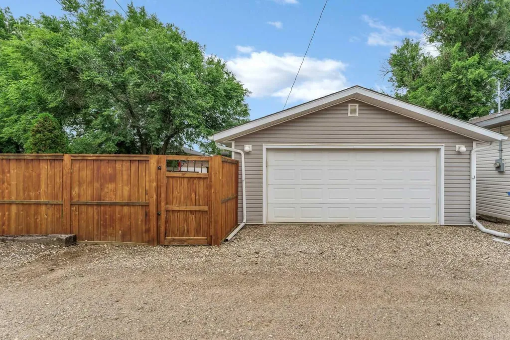 221 9 Street SW Medicine Hat AB T1A 4N8