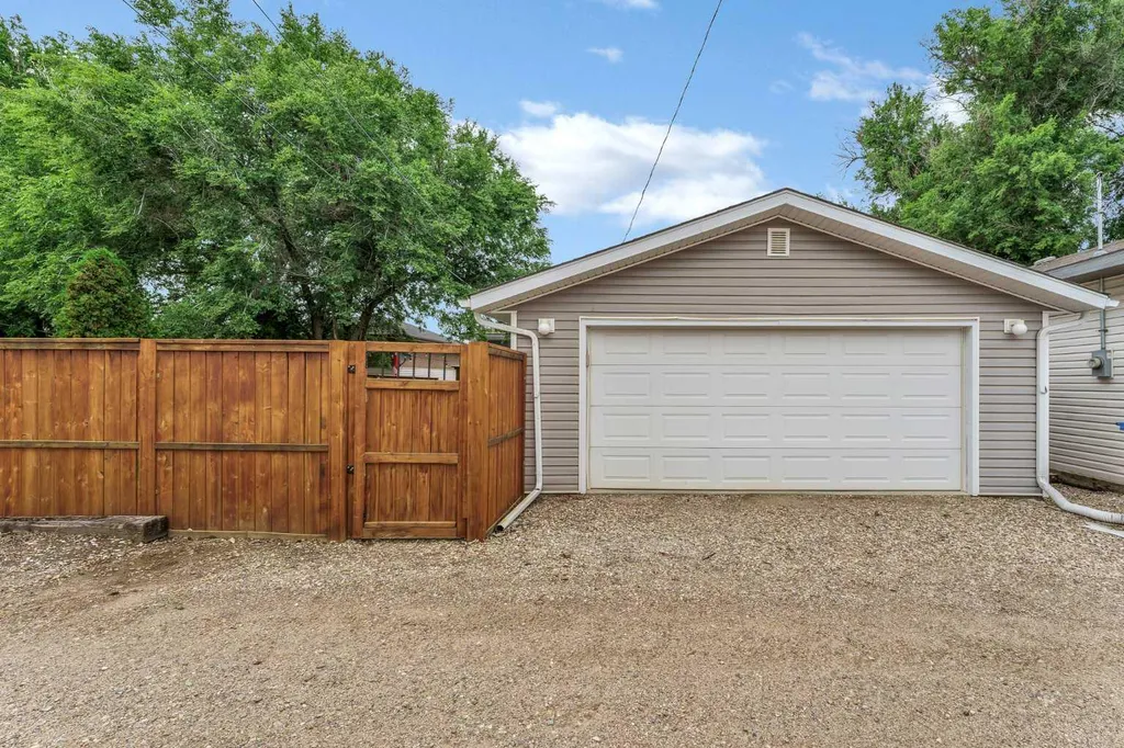 221 9 Street SW Medicine Hat AB T1A 4N8