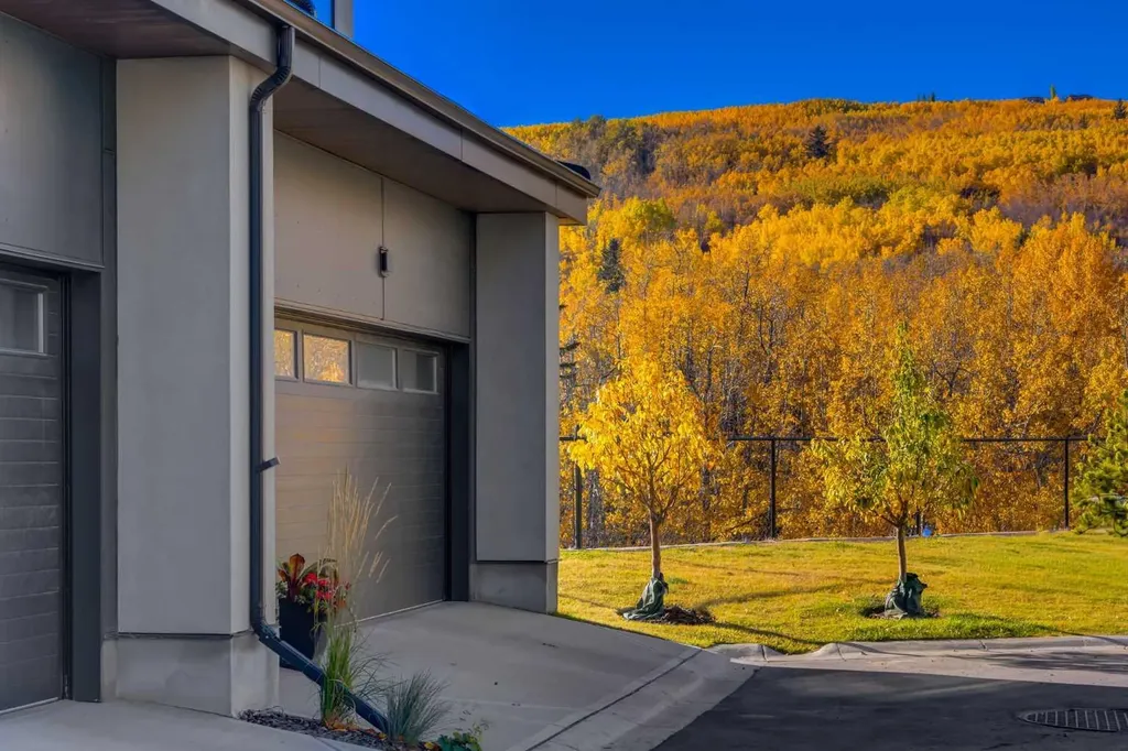 1453 Na'a Drive SW Calgary AB T3H 6H7