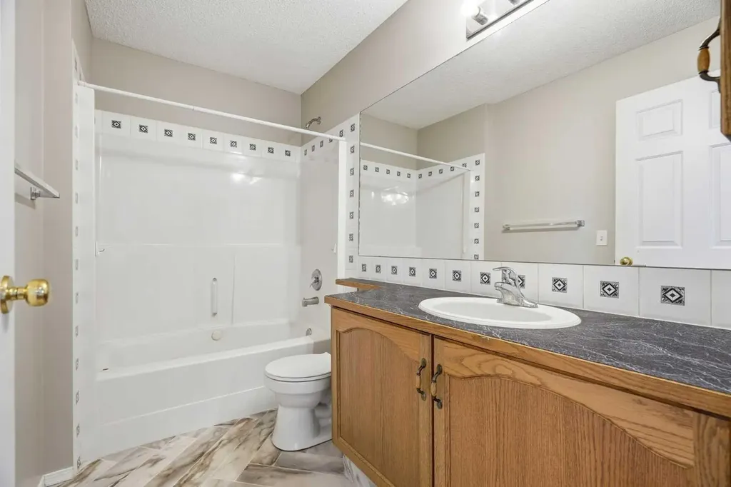 12 Woodside Rise NW Airdrie AB T2B 2L3