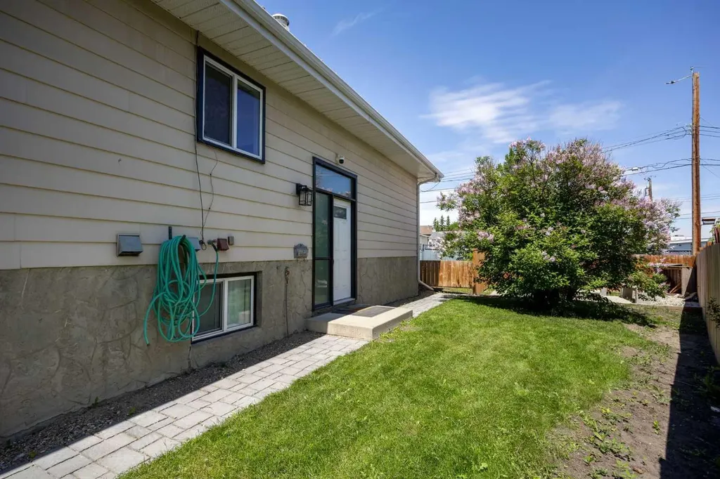 8A Arlington Bay SE Calgary AB T2H 2B2