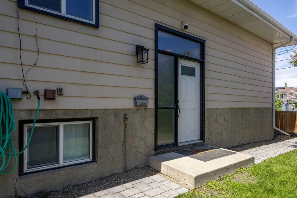 8A Arlington Bay SE Calgary AB T2H 2B2