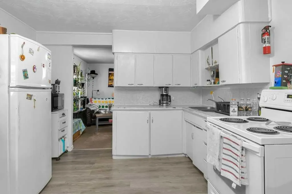 2216 19 Street SW Calgary AB T2T 4W9