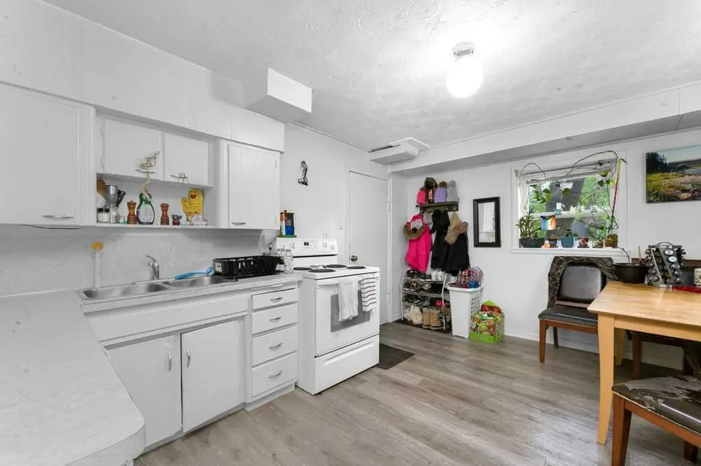 2216 19 Street SW Calgary AB T2T 4W9