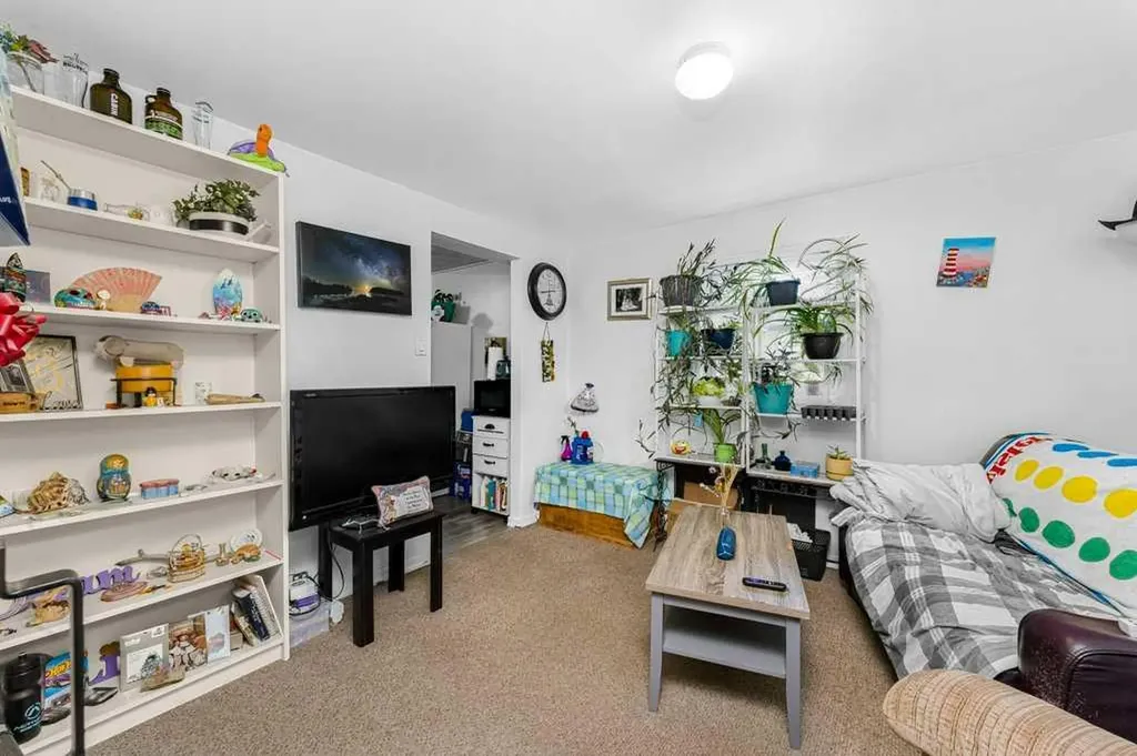 2216 19 Street SW Calgary AB T2T 4W9