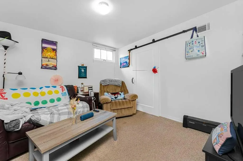 2216 19 Street SW Calgary AB T2T 4W9