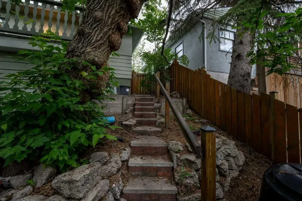 2216 19 Street SW Calgary AB T2T 4W9