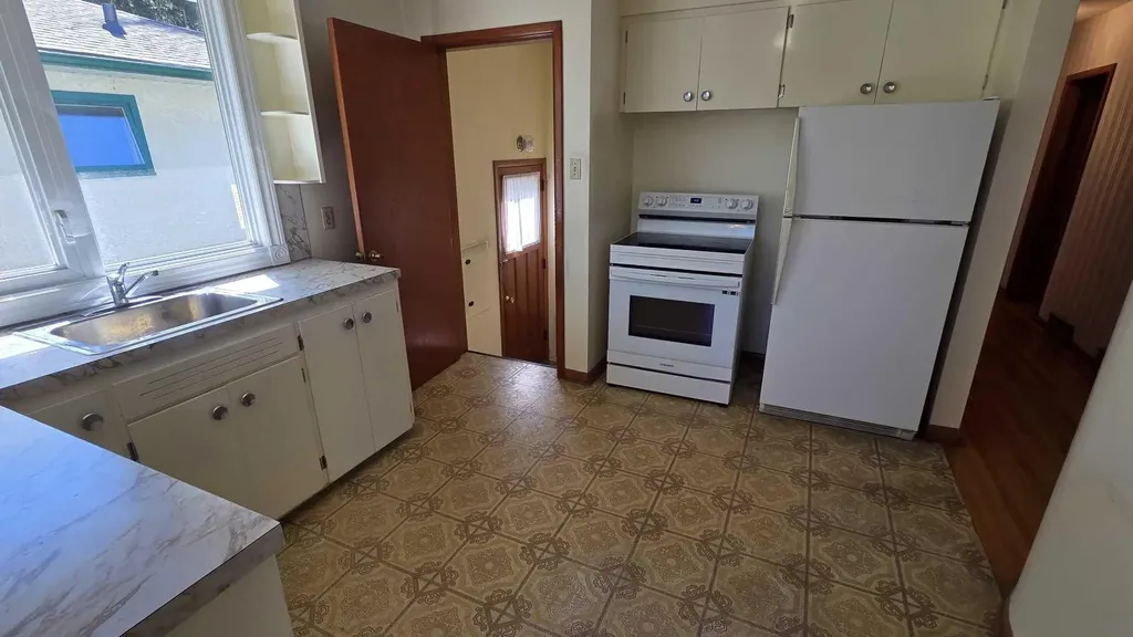 4907 10 Avenue SW Calgary AB T3C 0M3