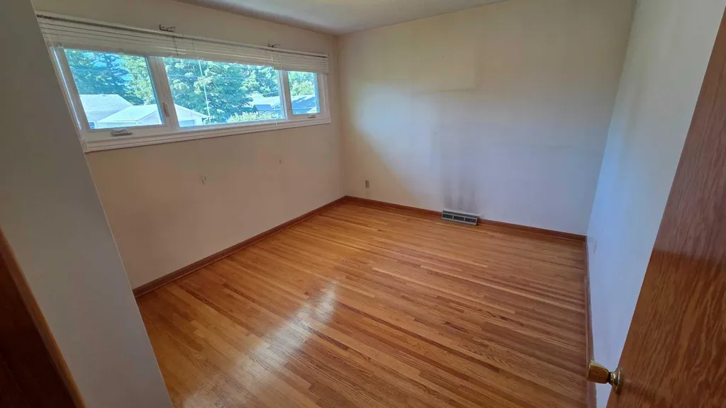4907 10 Avenue SW Calgary AB T3C 0M3
