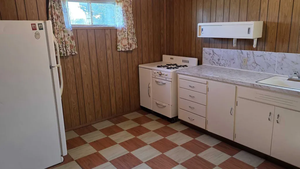 4907 10 Avenue SW Calgary AB T3C 0M3