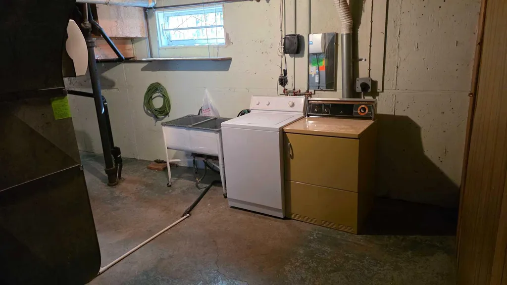 4907 10 Avenue SW Calgary AB T3C 0M3