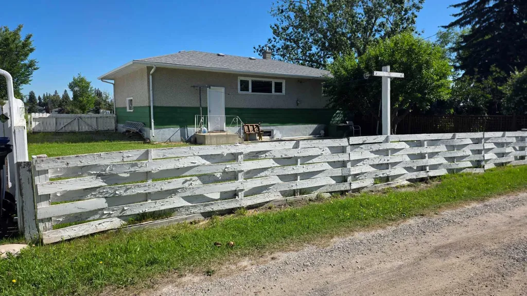 4907 10 Avenue SW Calgary AB T3C 0M3