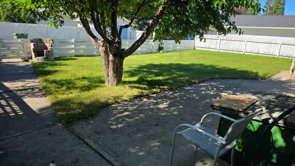 4907 10 Avenue SW Calgary AB T3C 0M3