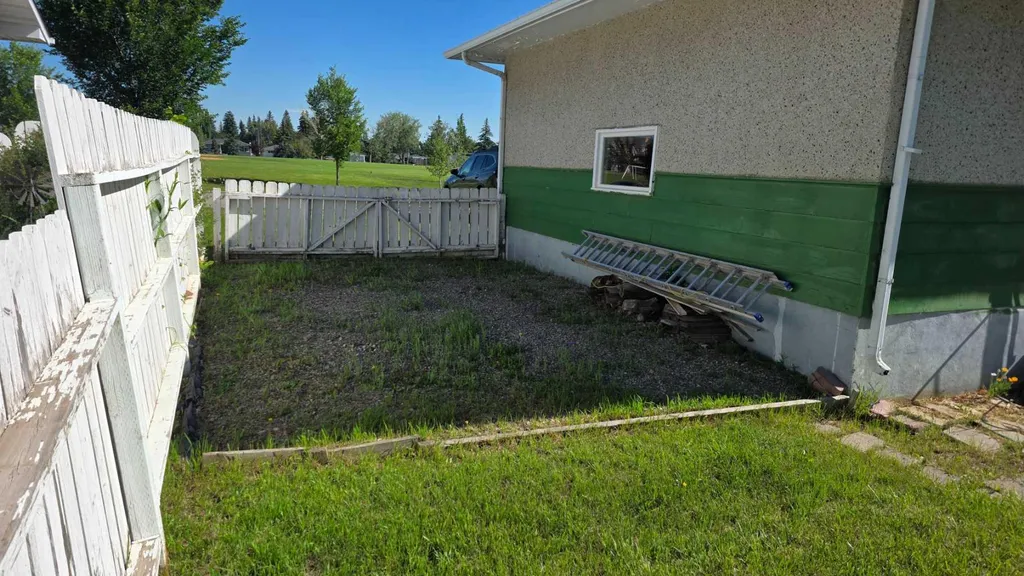 4907 10 Avenue SW Calgary AB T3C 0M3