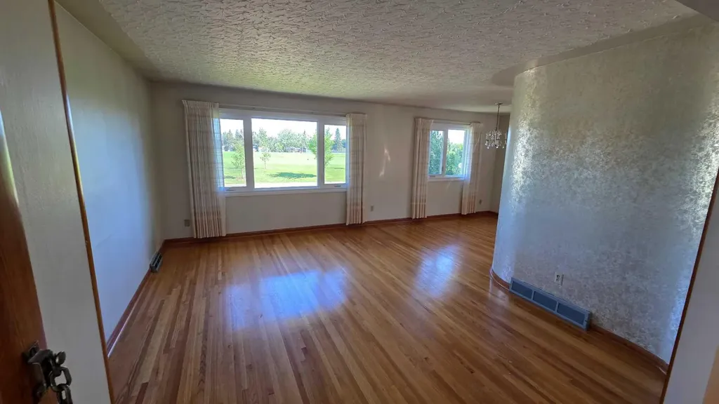 4907 10 Avenue SW Calgary AB T3C 0M3