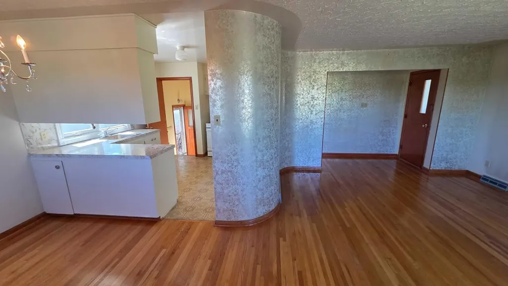 4907 10 Avenue SW Calgary AB T3C 0M3
