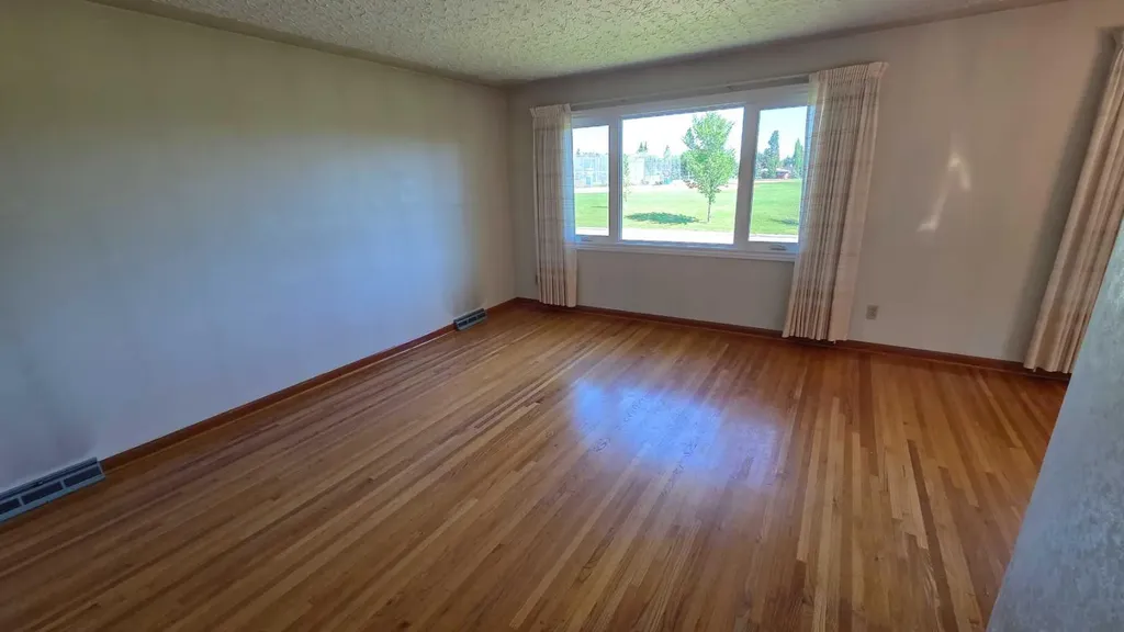 4907 10 Avenue SW Calgary AB T3C 0M3