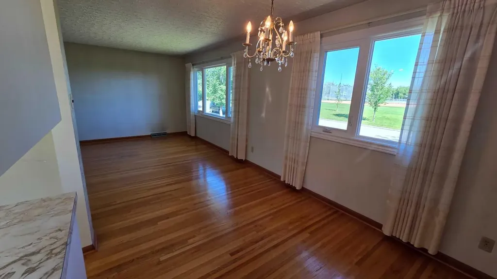 4907 10 Avenue SW Calgary AB T3C 0M3