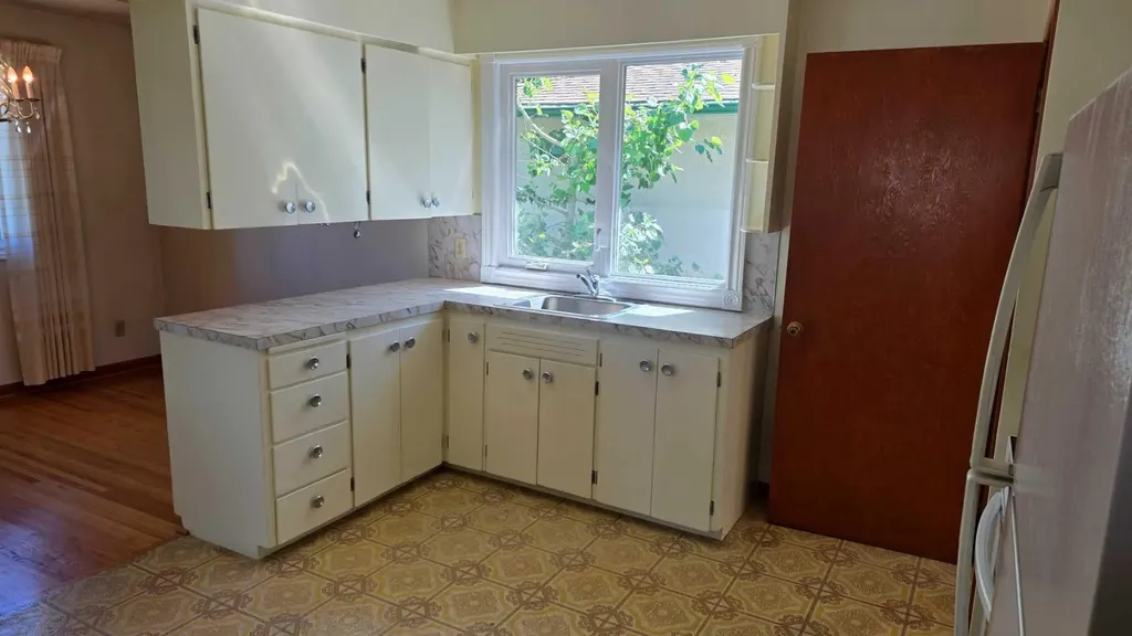 4907 10 Avenue SW Calgary AB T3C 0M3