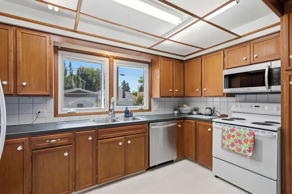 2808 19 Street NW Calgary AB T2M 3V8