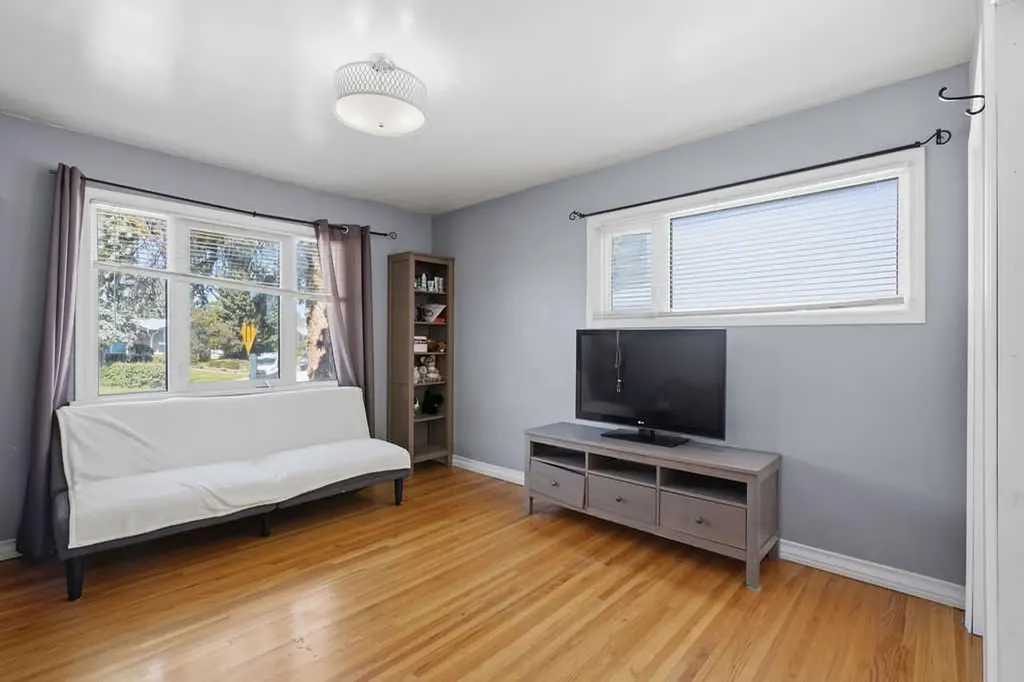 2808 19 Street NW Calgary AB T2M 3V8