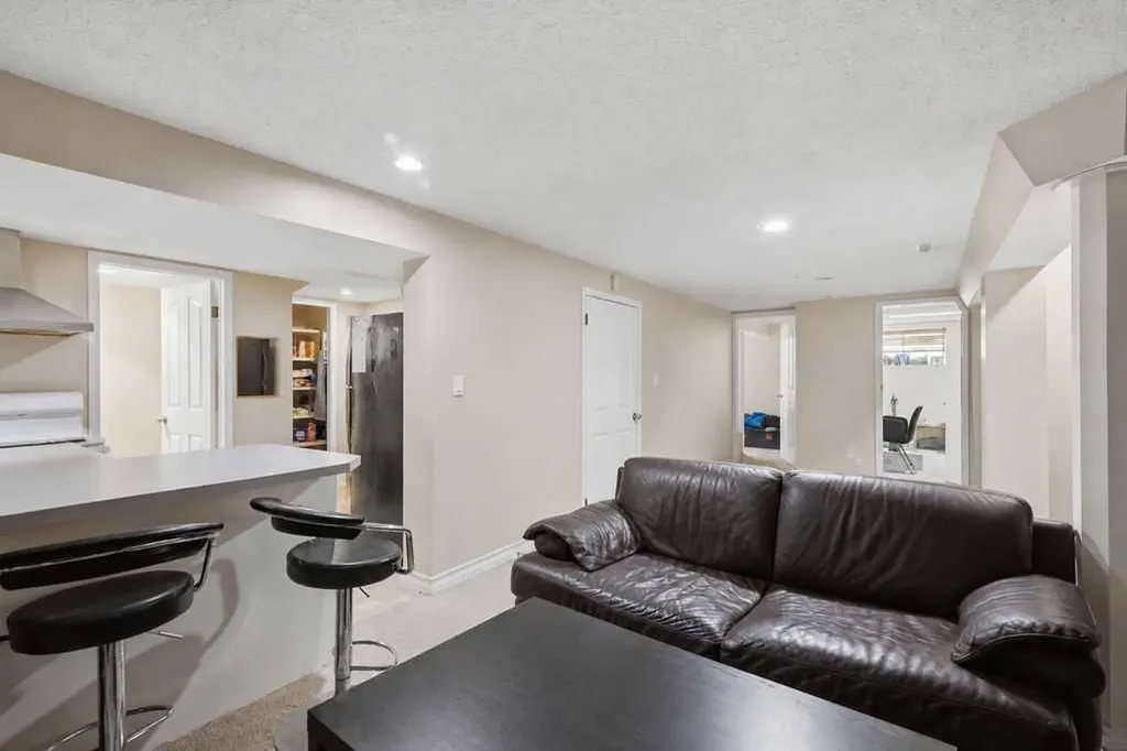 2808 19 Street NW Calgary AB T2M 3V8