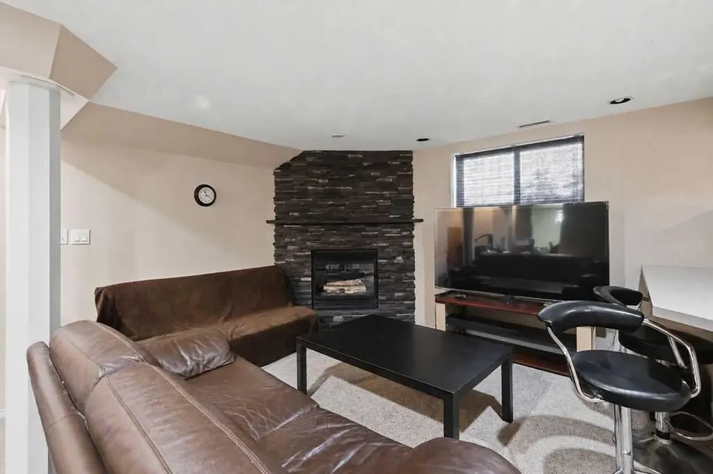 2808 19 Street NW Calgary AB T2M 3V8