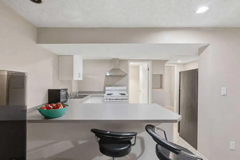 2808 19 Street NW Calgary AB T2M 3V8