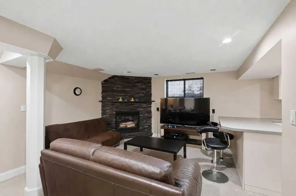 2808 19 Street NW Calgary AB T2M 3V8