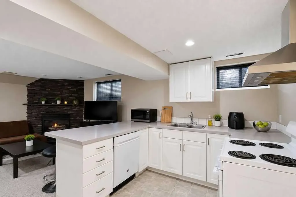 2808 19 Street NW Calgary AB T2M 3V8