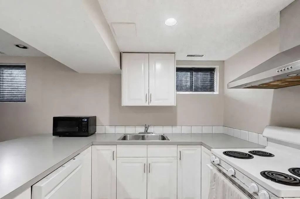 2808 19 Street NW Calgary AB T2M 3V8