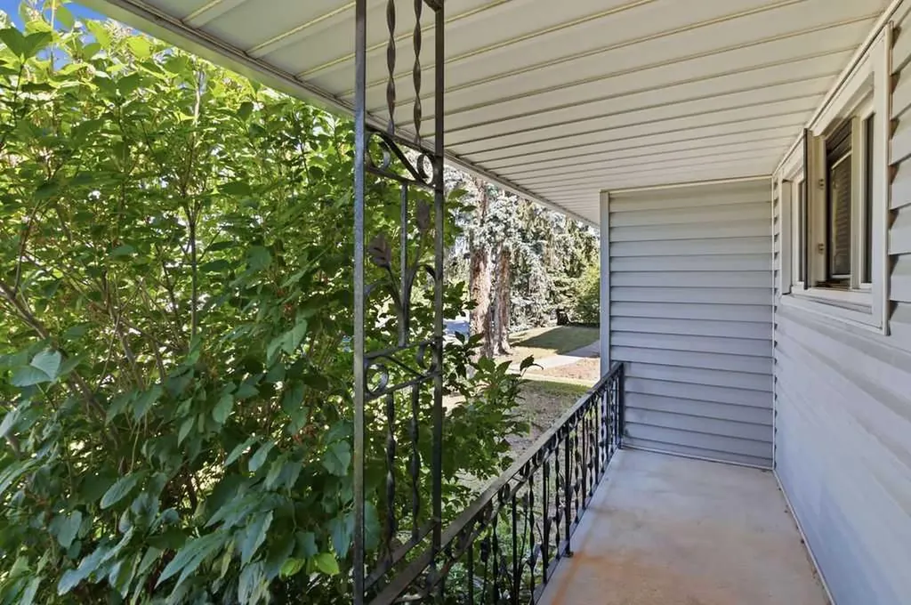 2808 19 Street NW Calgary AB T2M 3V8