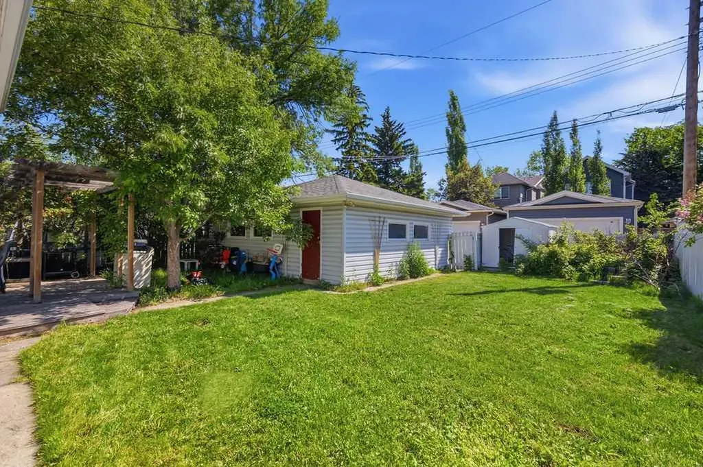 2808 19 Street NW Calgary AB T2M 3V8