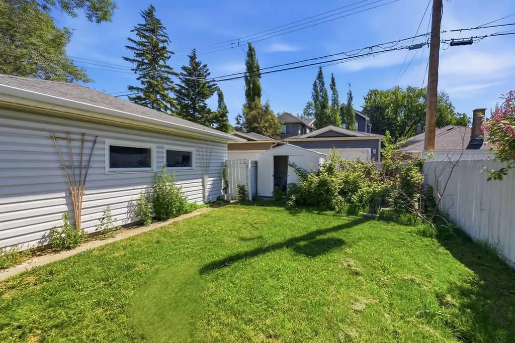 2808 19 Street NW Calgary AB T2M 3V8