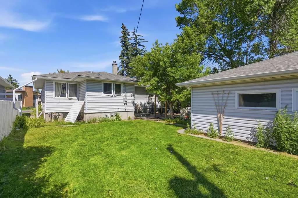 2808 19 Street NW Calgary AB T2M 3V8