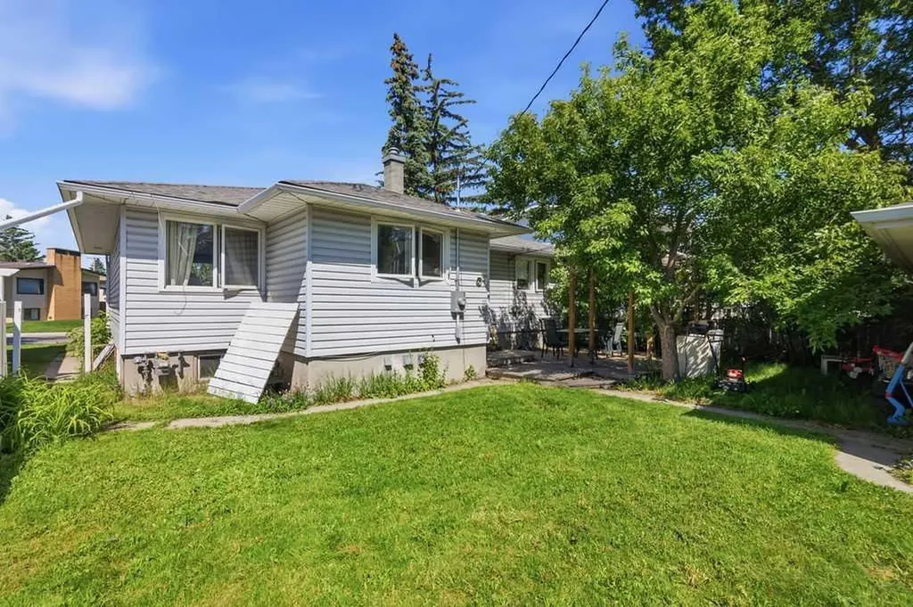 2808 19 Street NW Calgary AB T2M 3V8