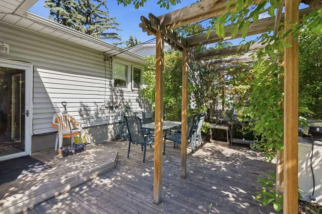 2808 19 Street NW Calgary AB T2M 3V8