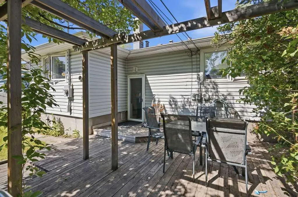 2808 19 Street NW Calgary AB T2M 3V8